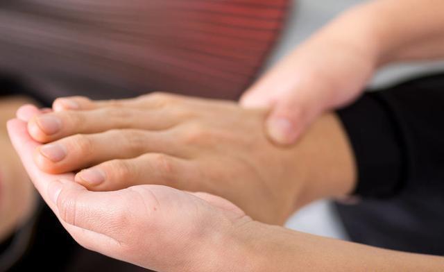  男子|43岁男子骑电动车撞到路上护栏摔倒，命保住了，胳膊不能抬起