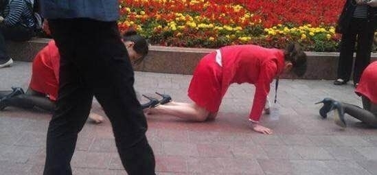 送外卖|外卖小哥看到路边围满了人，凑过去看热闹，竟是一群女子跪在地上