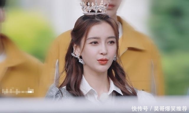 成龙|跑男新路透,baby一手拿“菜刀”一手拿权杖,我却注意成龙的外甥