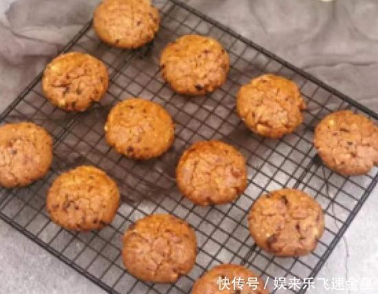 红糖|烘焙食谱,红糖坚果饼干的做法,搭配坚果超好吃,有嚼劲一口一个