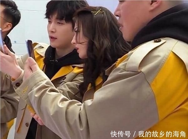  期节目|张艺兴发现线索抢走迪丽热巴的手机，热巴下意识反应太可爱