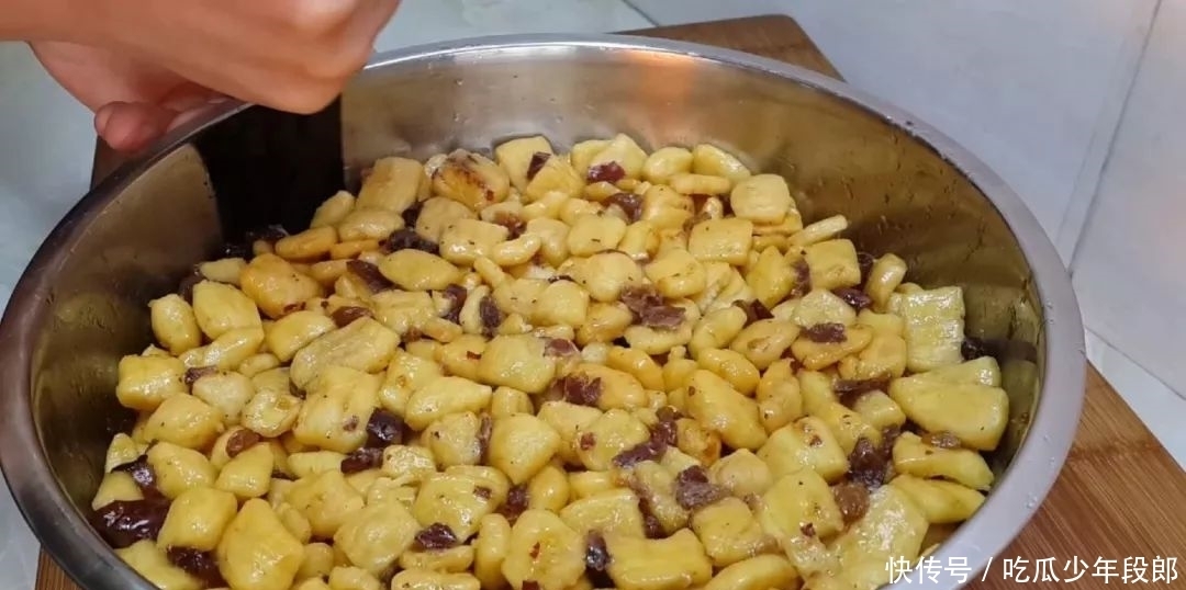 零食|5个鸡蛋,1斤面粉,锅里一炒,做出创意小零食,比蛋糕好吃十倍