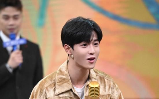 吃饭|18线明星有多心酸,王牌家族在桌上吃饭,吴宇恒只能站旁边看着