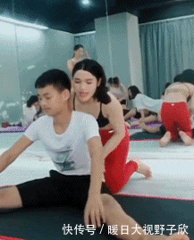 赶紧|GIF搞笑趣图: 草地上虫子多, 赶紧起来吧妹子, 我会担心的