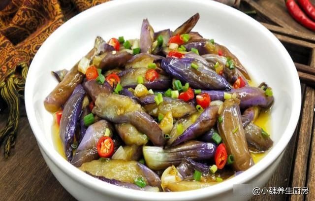  吸油|现在才知道，炒茄子不能先放油厨师教您一招，茄子不吸油不发黑