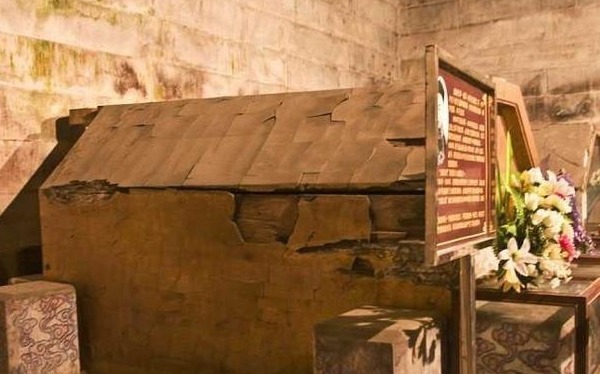 秘密|考古队挖开了光绪陵墓,发现光绪双手紧握,掰开双手后发现秘密!