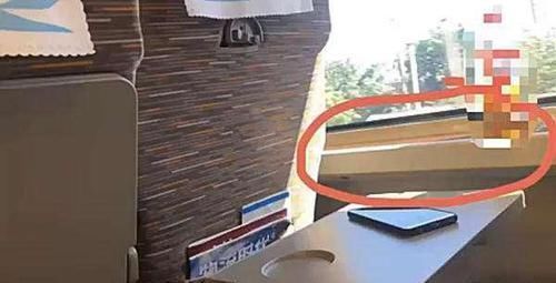 开水|大爷高铁上要把开水杯放窗沿，靠窗乘客拒绝，反被骂：你没有素质