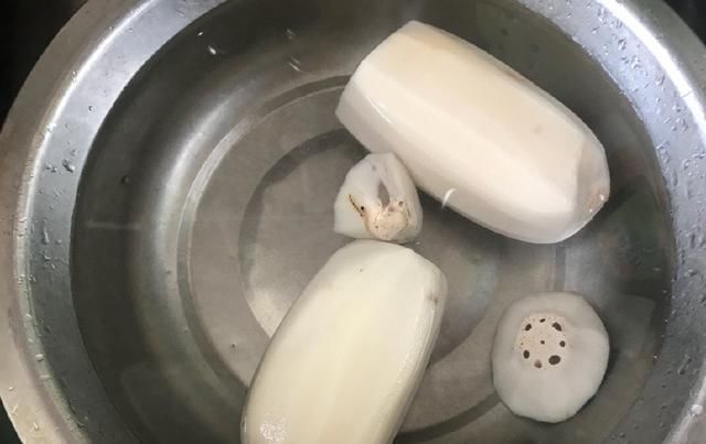 厨师|日本大厨秀刀工,把鱼切成了蝴蝶,只见中国小学徒拿过来一节莲藕