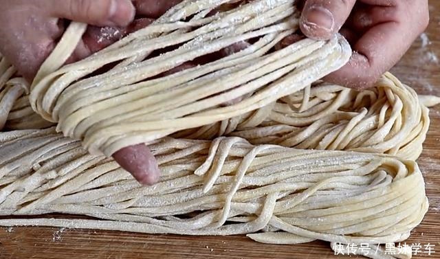 上桌|想吃手擀面别再出去买,教你在家做,几步就上桌,劲道十足,好吃