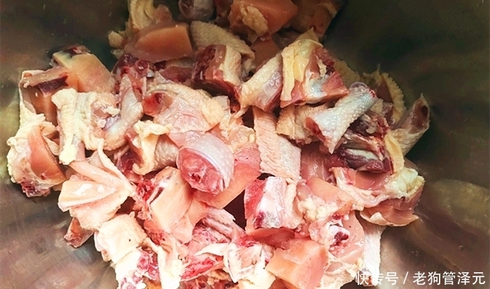 记住|大厨教你做辣子鸡,记住这2招,鸡肉外酥里嫩,香辣入味超好吃