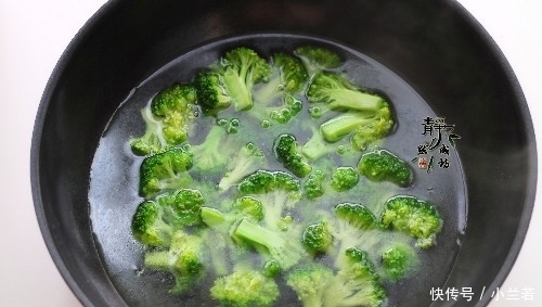 好吃|炒西兰花时,很多人都少了一步,难怪炒的不好看又不好吃