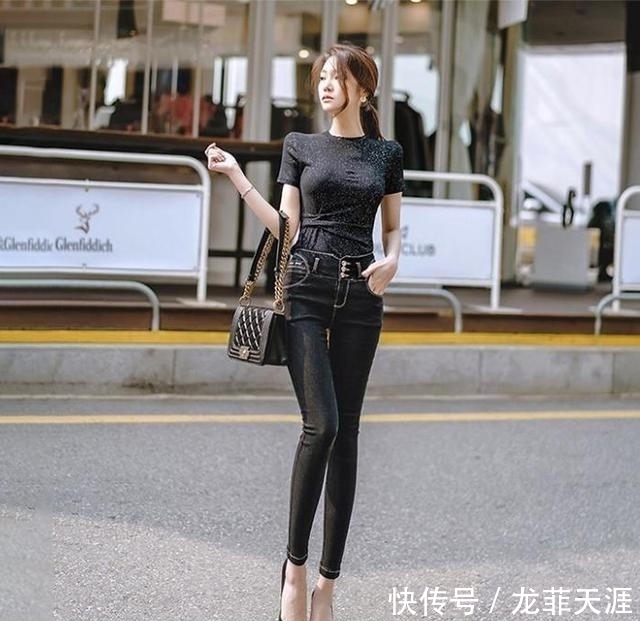女性|牛仔裤简单又惹眼,妙曼身材显女人味,让人怦然心动!