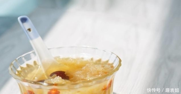 放进锅中|进入三伏天后,每天喝一碗银耳汤,防暑降温,清爽舒适一整天
