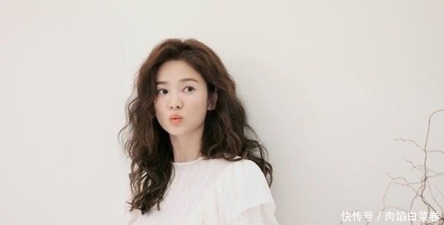  越来越|宋慧乔情人节大片曝光，爆炸头配短裙太撩人，网友：越来越敢穿