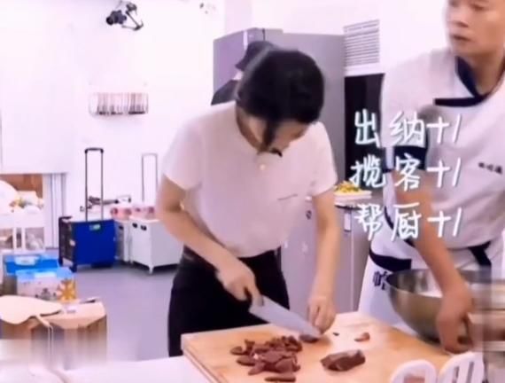 眼光|赵丽颖当帮厨热到脱妆,画面放大她的素颜后,再也不信冯绍峰的眼光