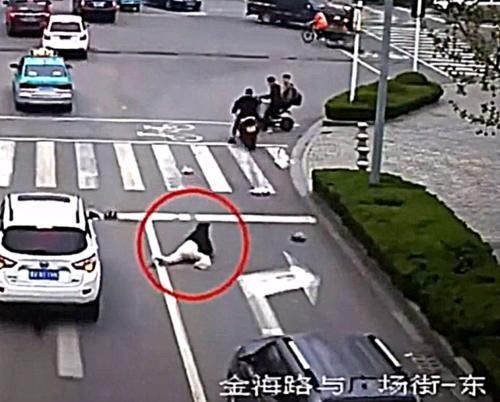 电动车|违章电瓶车撞上违规女子，这事儿该怎么判电动车整治势在必行