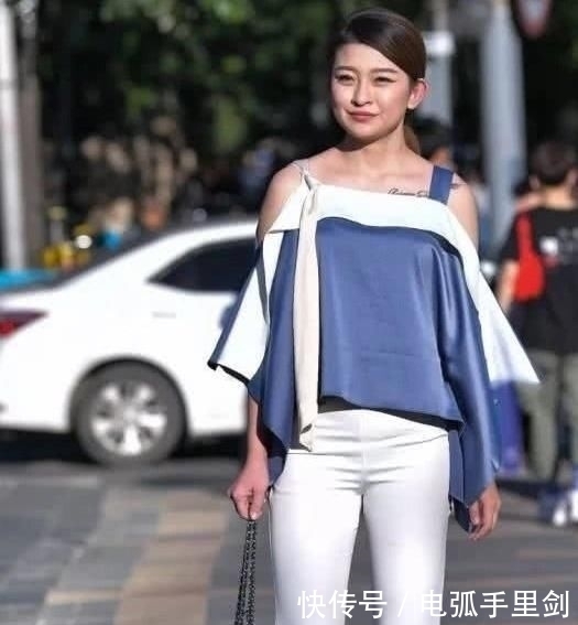  都值|街拍美女：等一个人好累，为了你一切都值！