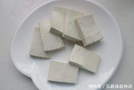 鱼肉|炖鱼时,别放酱油和醋了,大厨分享1招,鱼肉又鲜又嫩,还不腥