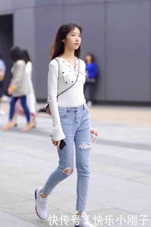 造型|牛仔裤搭配长袖衫,身体显得更富有线条感,造型美出新高度!