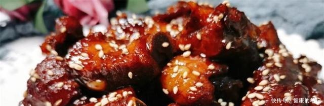 糖醋排骨|别馋邻居家糖醋排骨了!你也能做,只需5步,排骨既酸甜又酥脆