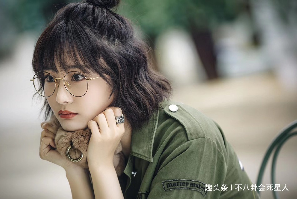  走红|十亿千金因《好声音》走红，被谢霆锋收徒，现变整容脸比亲妈显老