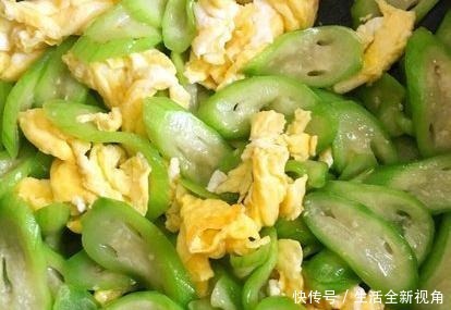 丝瓜|做丝瓜炒鸡蛋时,先炒丝瓜还是先蛋,很多人做错,难怪丝瓜不滑嫩