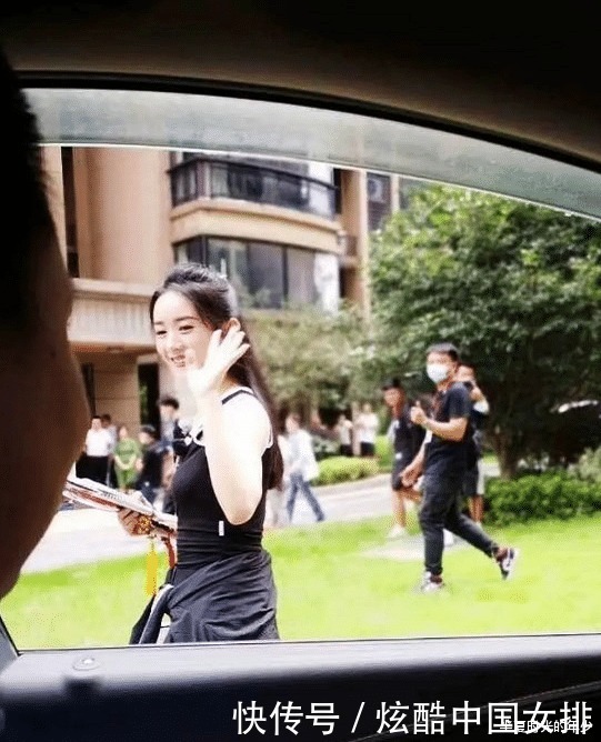 烧烤|中餐厅赵丽颖吃烧烤,有谁注意她手中拿的啥这才是自律的表现