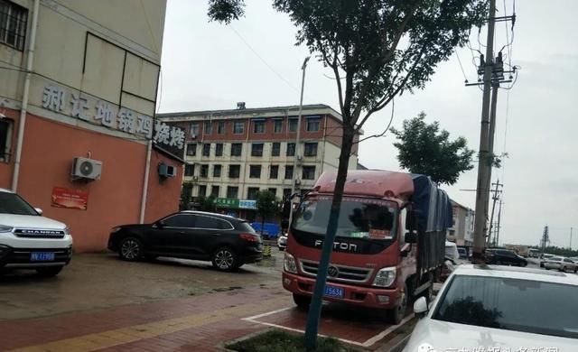  货车|非机动车的停车位，被货车给“霸占”了？