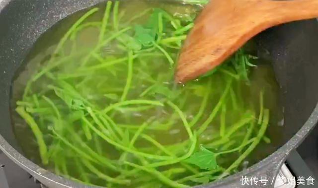 爽口|夏天这碱性蔬菜要多吃,钙是西红柿的8倍,清脆爽口,不懂可惜了