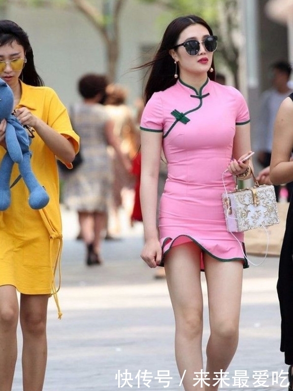 美女|美女街拍：青春灵动的打底裤美女，打造出曼妙身材，气场十足！