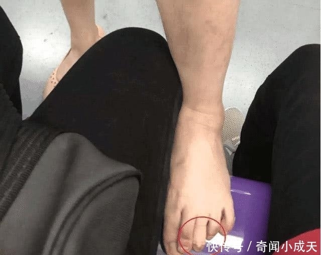 抢到|女子地铁没抢到座位，抬脚就踩在别人双腿间，网友：想上黑名单？