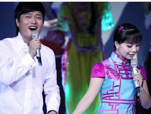 云飞|拿下《星光大道》亚军就抛妻弃女,转身迎娶小娇妻,云飞很渣男