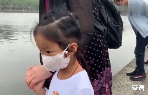 阻扰|气愤女子不顾阻扰，几次抓西湖小鸳鸯，连小女孩都大喊别抓