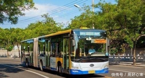 下车|女子坐公交睡着了,下车后总感觉不对劲,捋了一下头发后马上报警