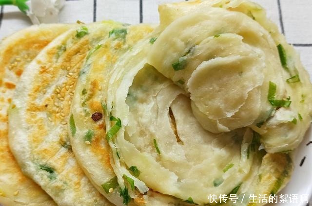 外皮|葱花饼的特色做法,拉一拉卷一卷,外皮酥脆层次多,比手抓饼还香