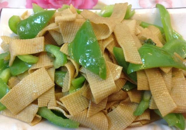 倒入锅中|夏天到了,少吃猪肉多吃它,1斤才3块,高蛋白低脂肪,比肉还香