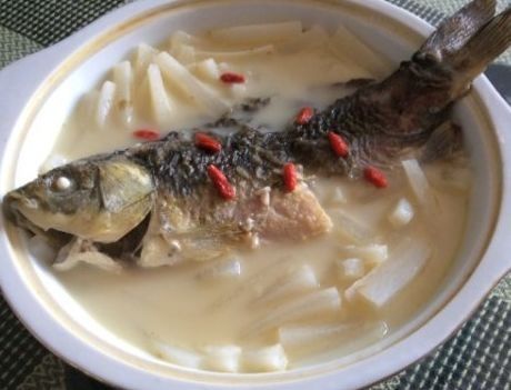 汤汁|炖鲫鱼汤时,用热水还是冷水做对了,鱼肉嫩滑,汤汁香浓发白