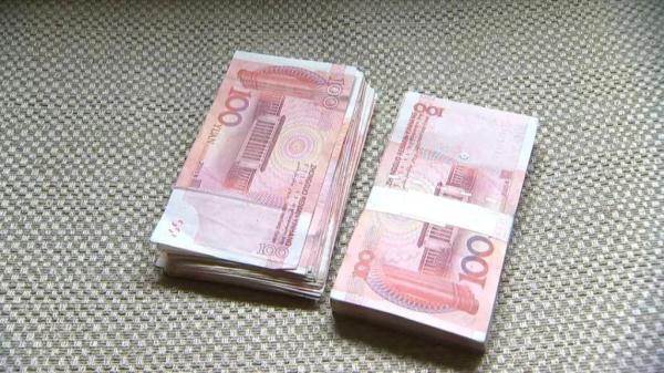 老太|“天降”一万六！老太一觉醒来，身边多出两沓钱