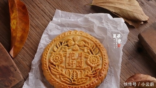  筋面粉|一斤多重的月饼有六个蛋黄，没等回油，就被抢走吃掉，有那么馋吗