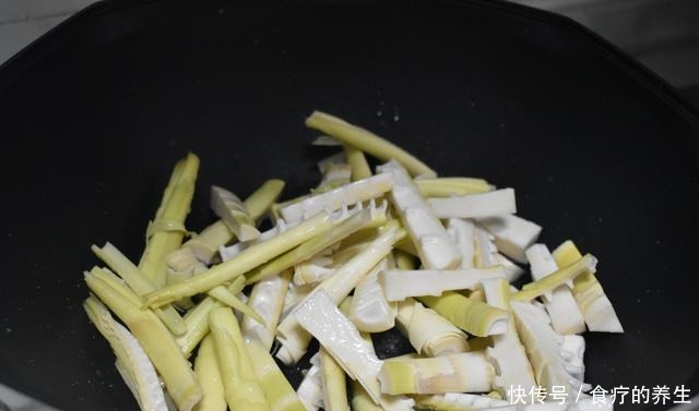 制作油焖|春天最期待就是这道菜,鲜嫩滋味,比吃肉还要香,缺点就是太好吃