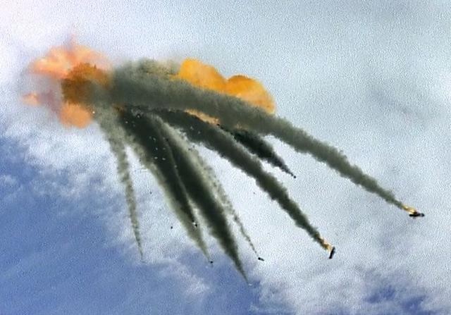 飞舞|美国两架飞机相撞:爆炸瞬间碎片飞舞,如同911一般恐怖