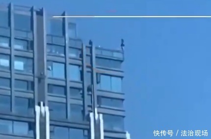 悬空|一女孩站30层楼顶3小时，双脚大半悬空欲轻生，其男友下跪道歉！