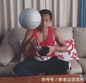 穿着|妹子，你的腿真长啊，但穿着短裤就别这么坐了，尴尬！