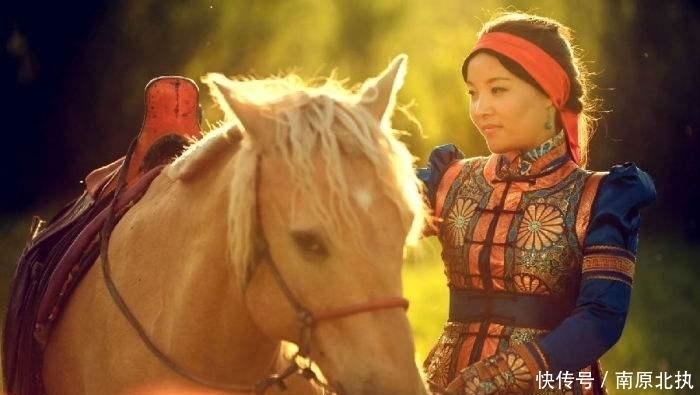 此国|此民族曾令世界胆颤，如今建一国，三百万人在此国，七百万在中国