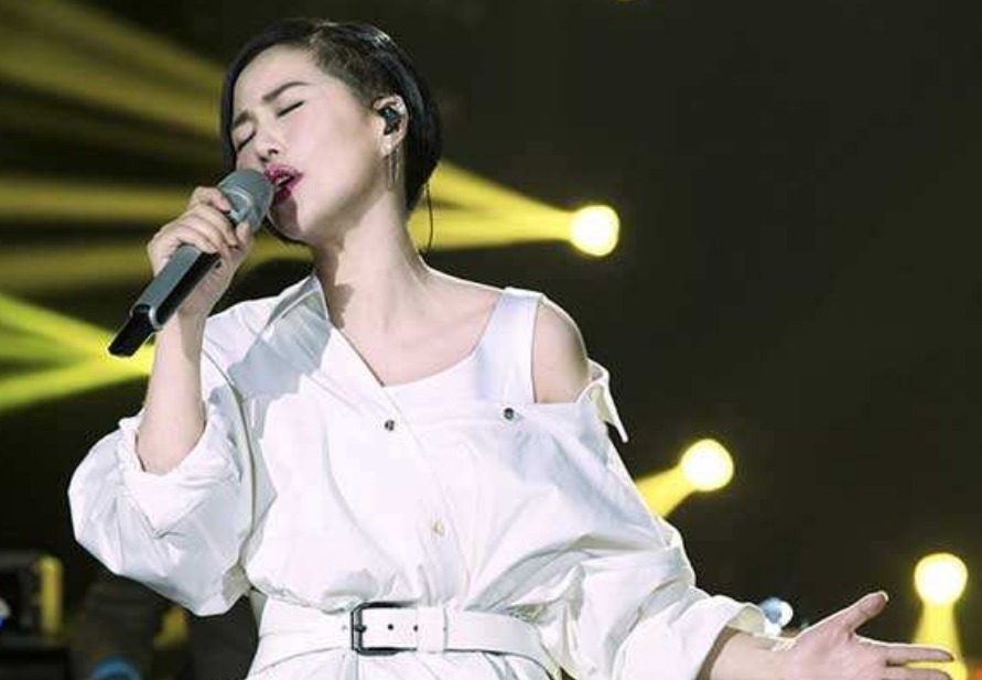 出身|讽刺?同样是“超女”出身,亚军变导师,冠军还是选手