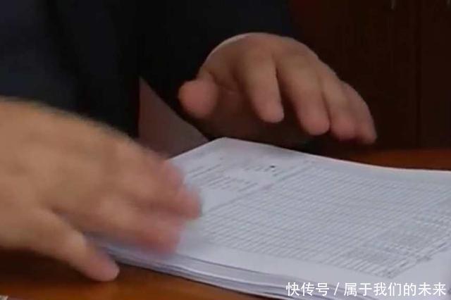  发现|几名男子发现取款机秘密, 狂刷29万, 还猖狂地对着监控抽烟……！