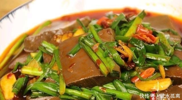 切成|一把韭菜和一块鸭血。如果再加上这一步,鸭血就不会散了