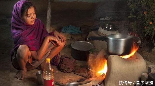 女人|想知道印度女人是怎么做饭的吗？中国游客实拍印度普通农村！