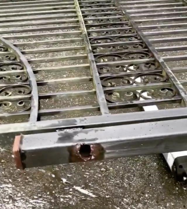 徒手|停电和老婆孩子困在家,巨石强森展现真正的技术徒手扯下大铁门