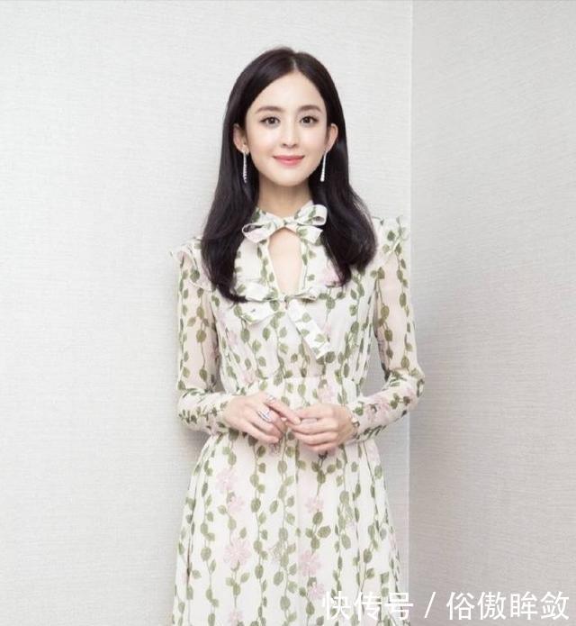 选择|香泰又换了发型,她穿着一条小卷曲的花裙子,但身材不好
